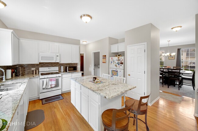 Building Photo - 3569 Charlemaine Dr