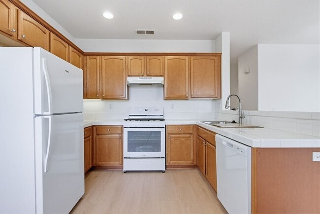 Building Photo - Oceanside - Pelican Cove Townhouse!