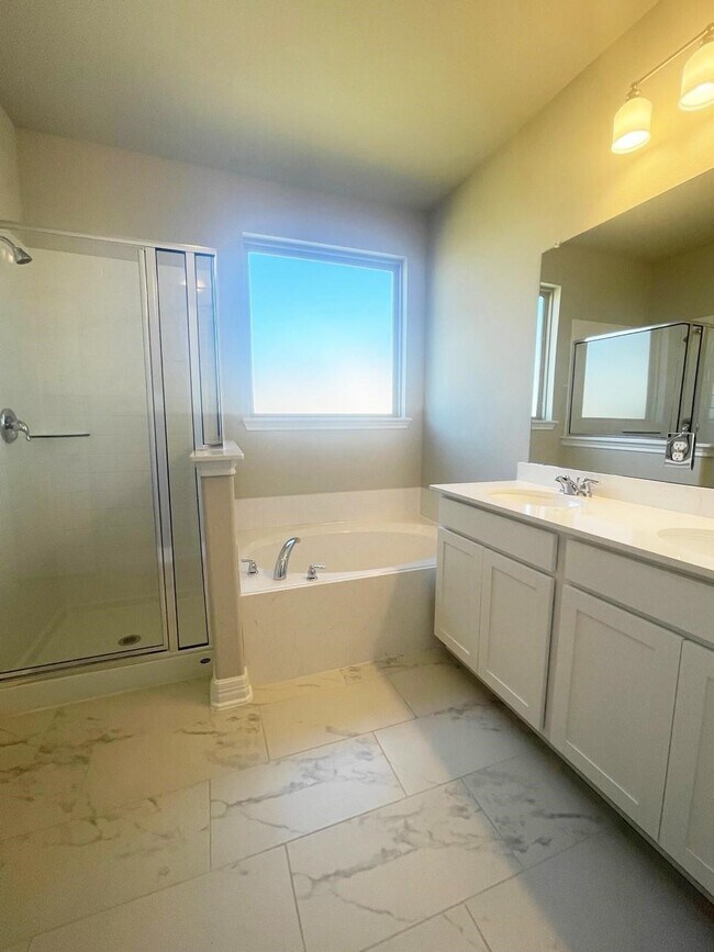 Building Photo - 13307 Rowan Grn Dr