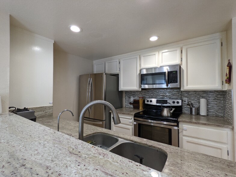 Building Photo - 328 W Sunnyoaks Ave