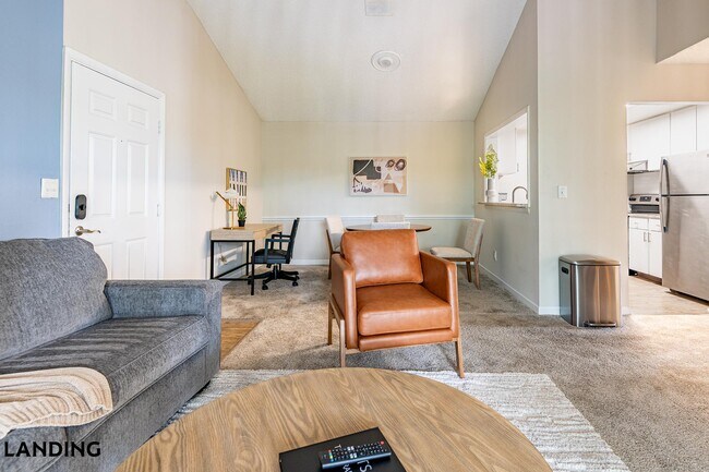 Building Photo - 1000 Palm Pl Dr NE