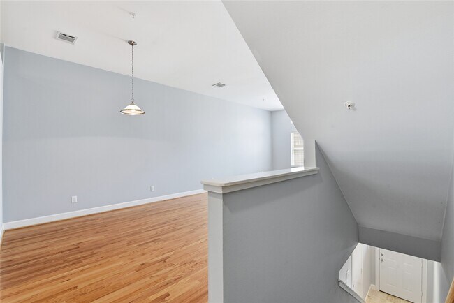 Building Photo - 5941 S Loop E