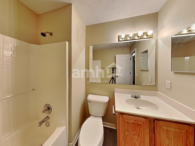 Building Photo - 1009 Legacy Ln SW