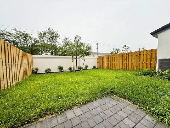 Building Photo - 5033 Oakmont Dr