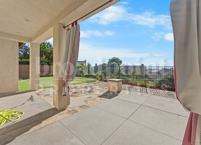 Building Photo - 1672 N Las Flores Dr