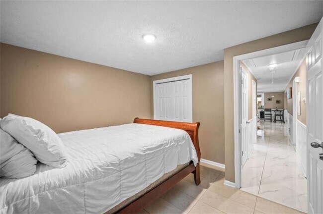Building Photo - 6207 Moss Dr