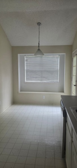 Building Photo - 1814 Mesa Ct