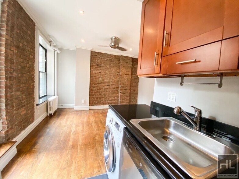 Building Photo - Mott Street