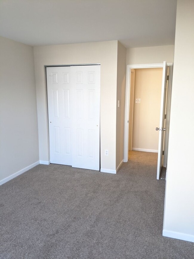Building Photo - Recently renovated townhome in Ballenger C...