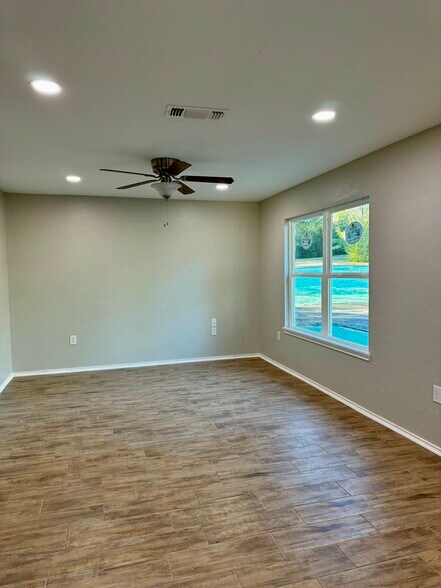 Building Photo - 203 Crestview