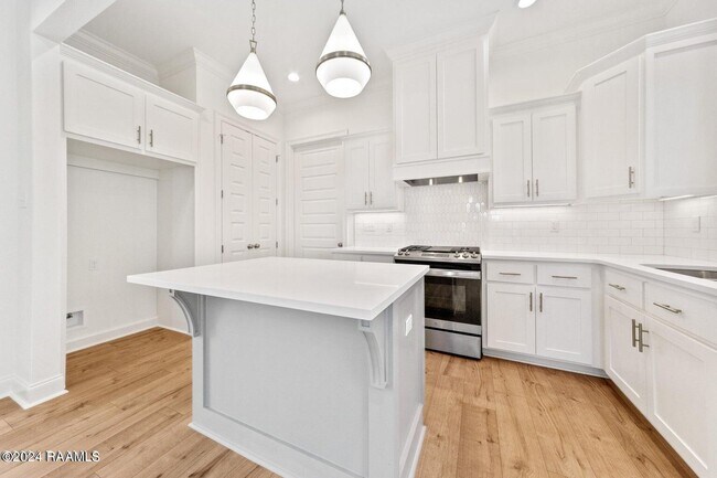 Building Photo - 128 Oak Village Dr
