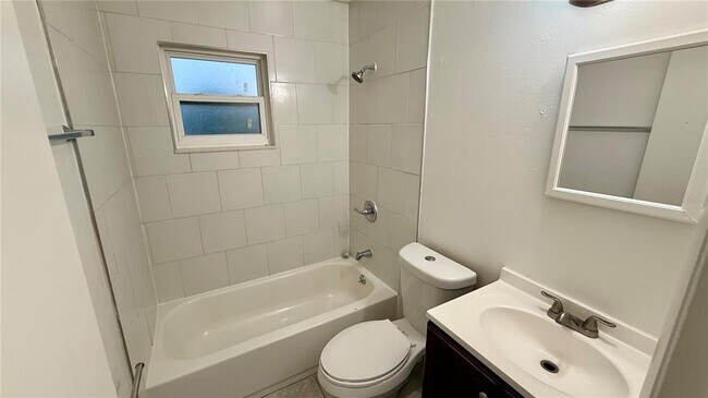 Building Photo - 911 W Orange St