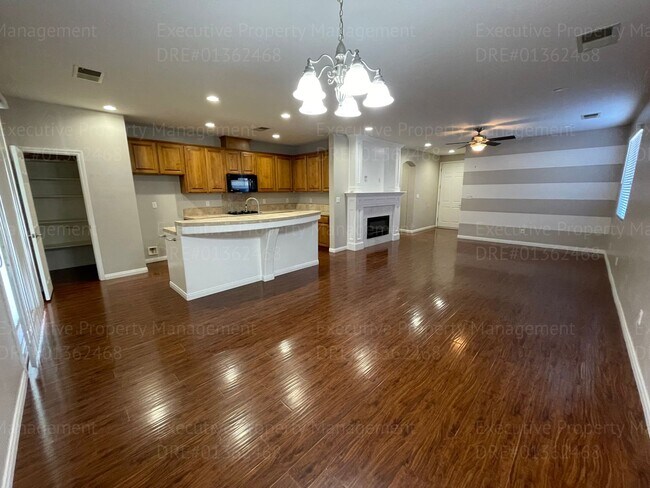 Building Photo - 4 bedrooms/ 2 bathrooms, with a patio.