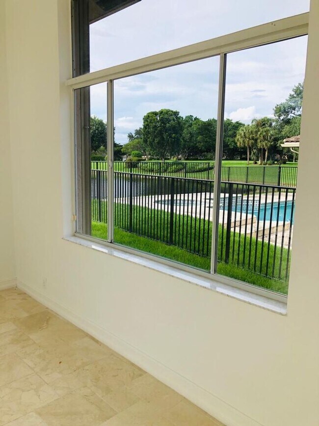 Building Photo - 2653 Oakbrook Dr