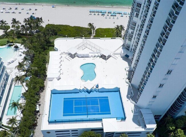 Building Photo - 16711 Collins Ave