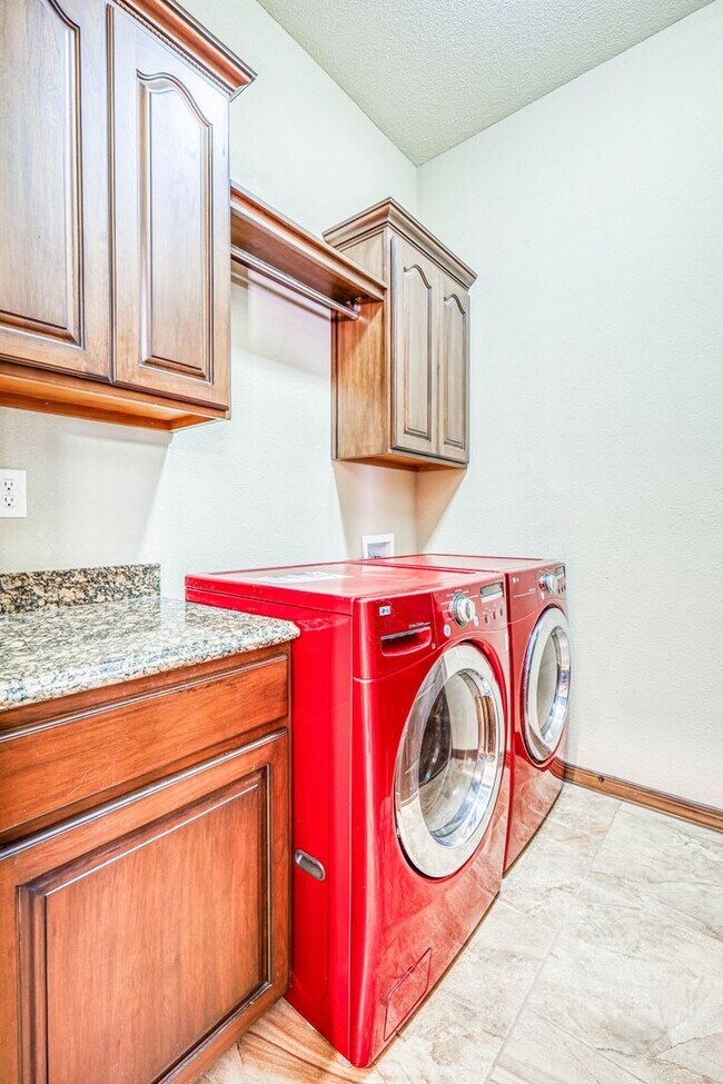Building Photo - Westside area for Short Term Rental (Compl...