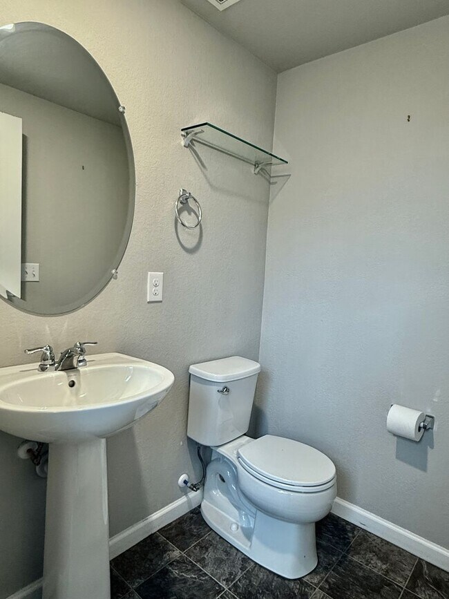 Building Photo - Wonderful End Unit 2 Bed/2.5 Bath Townhome...