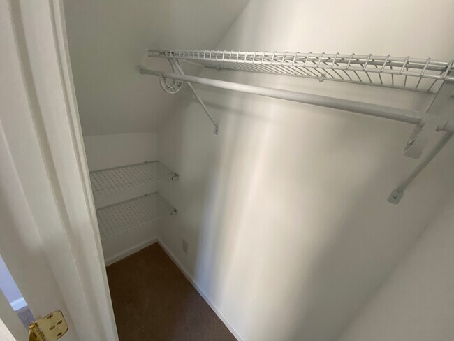 Building Photo - Room in House on College Ave