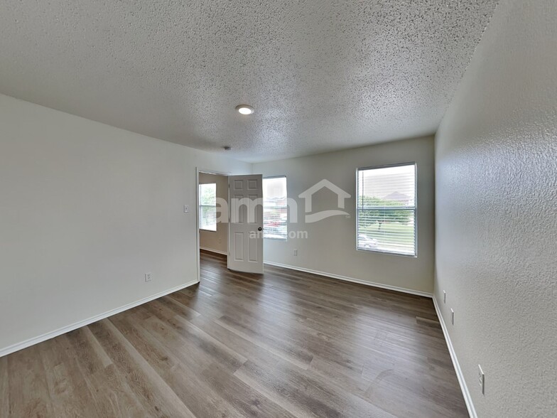 Building Photo - 240 Equestrian Dr