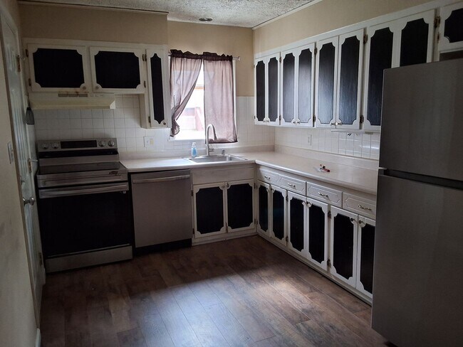 Building Photo - Beautiful Cozy 3 Bed, 2 Bath House located in the heart of Elizabethtown