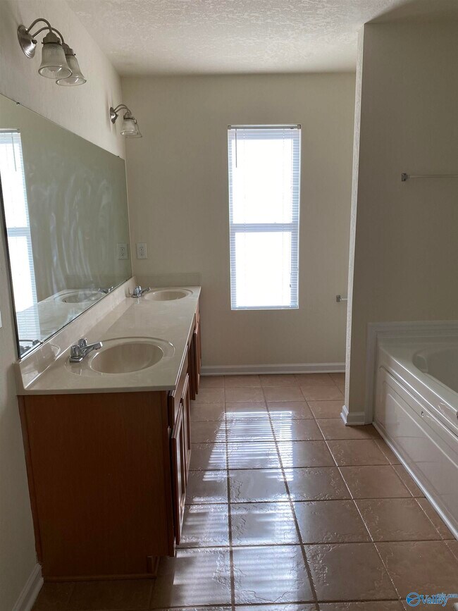 Building Photo - 3071 Lakeland Dr SW