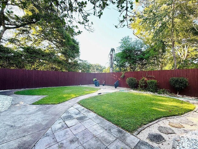 Building Photo - 814 Pinemont Dr