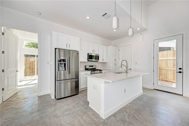 Building Photo - 6111 Begonia Cir