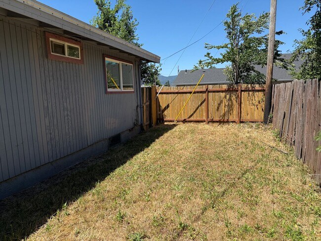 Building Photo - Updated single level 2 bed/1 bath duplex in Springfield!