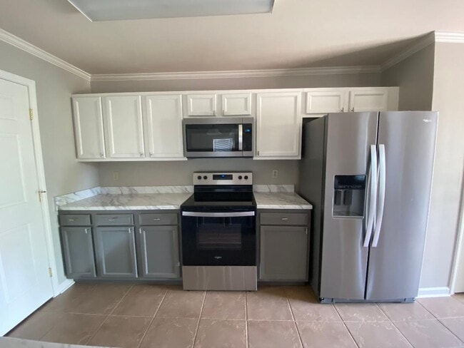 Newly Renovated Kitchen - Guidry Row Apartment Homes