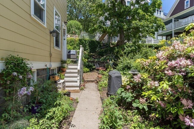 Building Photo - 10-12-12 Castlerock St