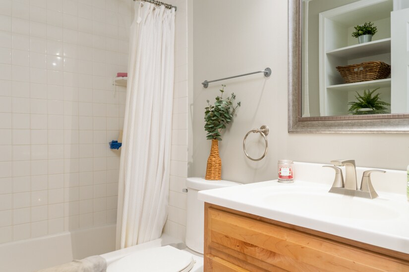 Full Bathroom Upstairs - 621 Broadview Dr