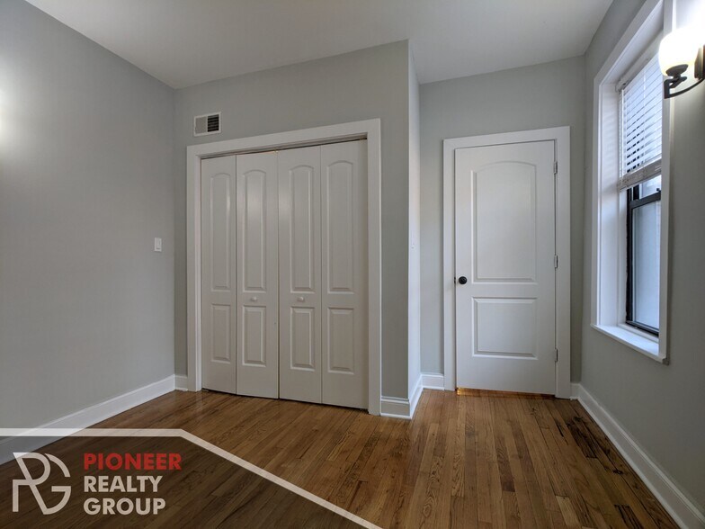 Building Photo - 4032 N Ashland Ave