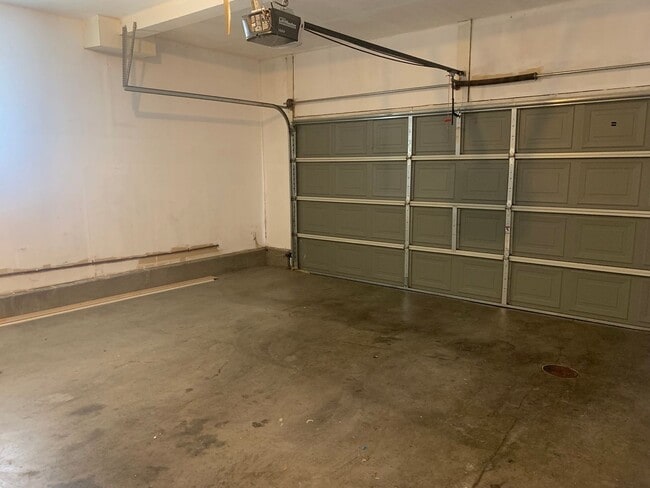 Building Photo - $500 Off The First Month’s Rent!!