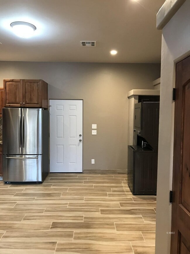 Building Photo - 598 S Hillside Dr