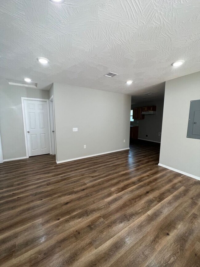 Building Photo - 2444 N Benton Ave