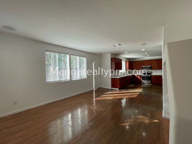 Building Photo - 5 Bedroom 2.5 Bath Two Story House