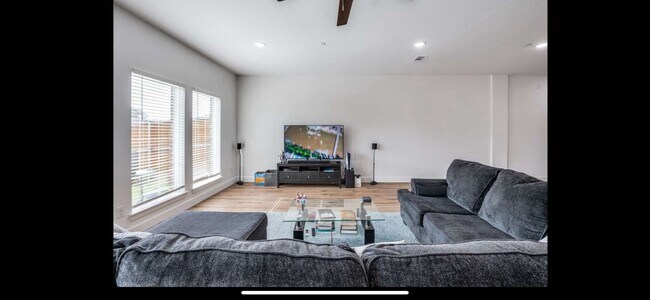 Building Photo - 5629 Woodlands Dr