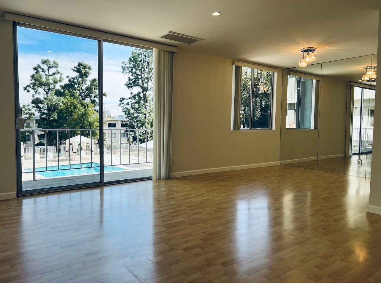 Building Photo - 100 S Doheny Dr