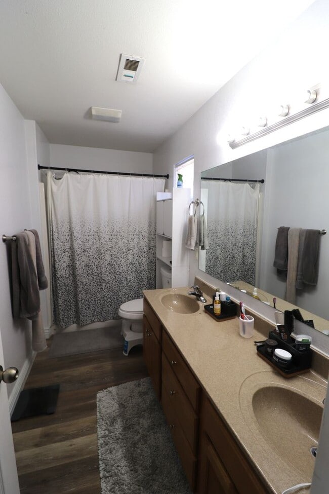 Building Photo - Spacious home for rent!