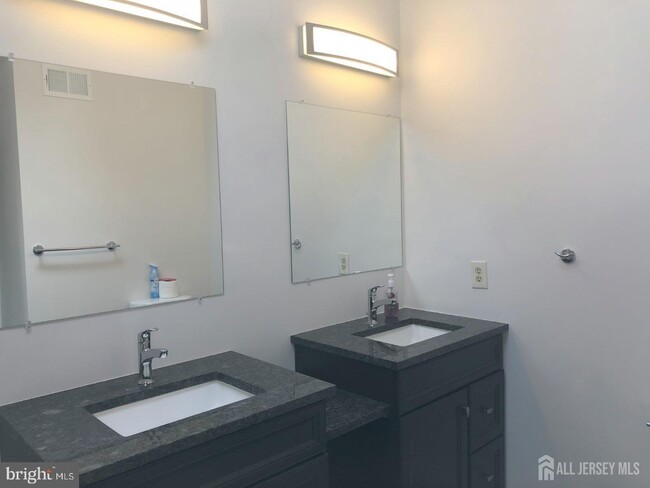 Building Photo - 92 Sayre Dr