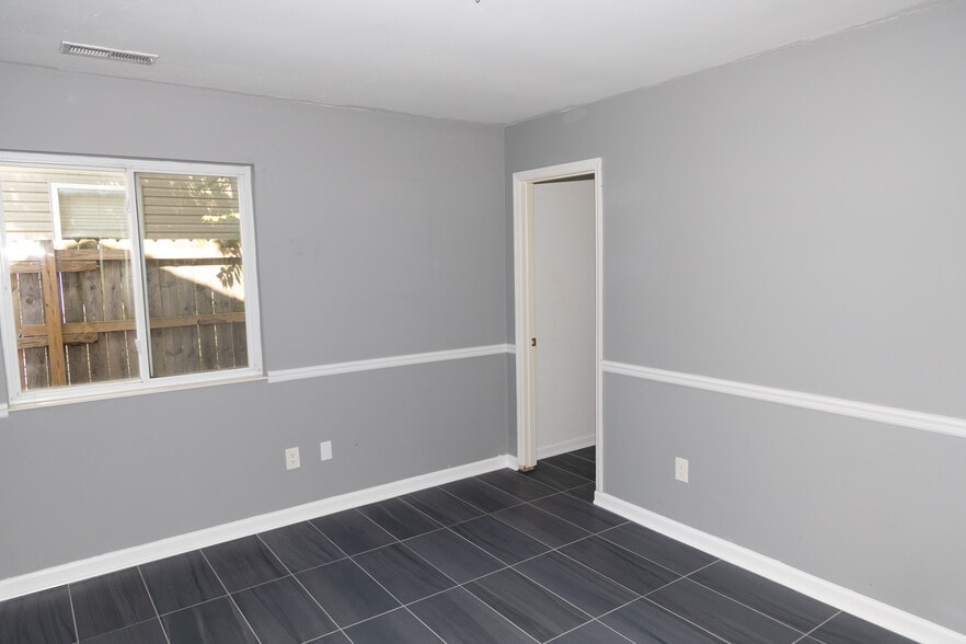 Building Photo - 1671 Glenn Abbey Dr