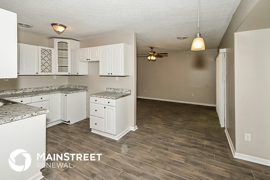 Building Photo - 886 Valley Springs Dr