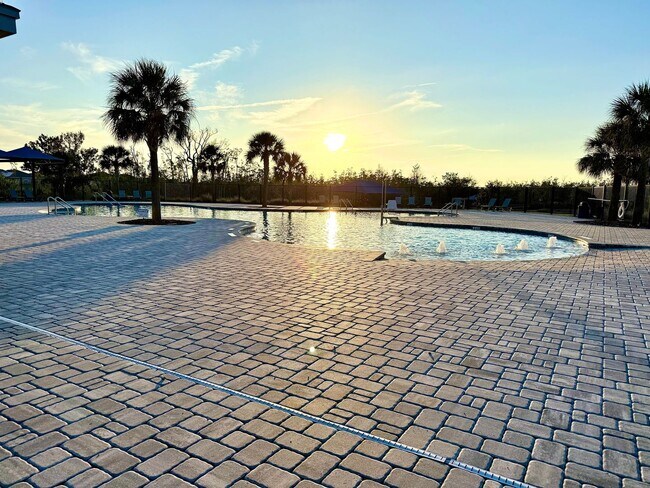 Building Photo - Premier 4bedrooms/2baths residence - Florida living at its finest!