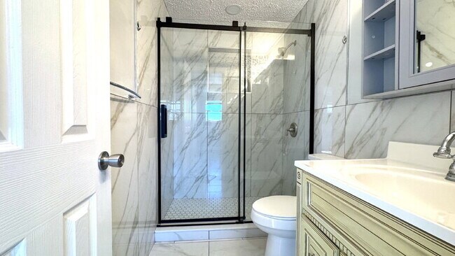 Building Photo - 1022 Lewis Dr