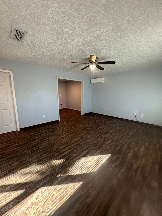 Building Photo - 301 N Louisiana St