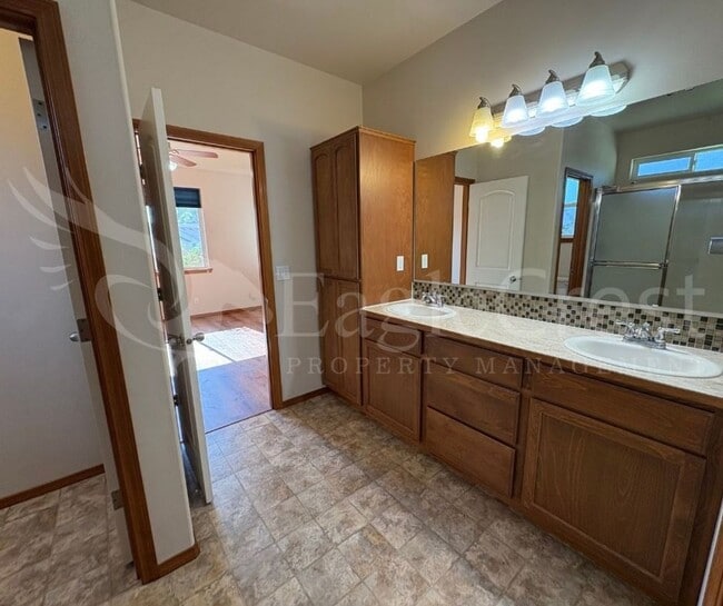 Building Photo - Three Bedroom, Two Bathroom House in Chape...