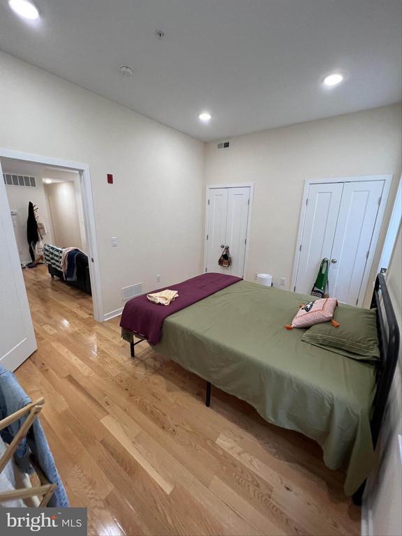 Building Photo - 1926 W Girard Ave