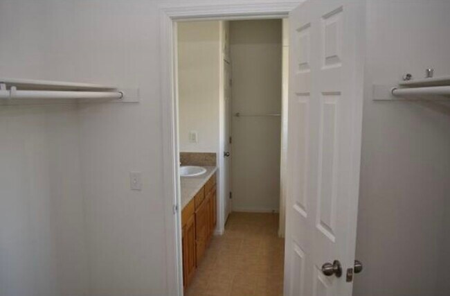 Building Photo - 3550 Bay Sands Dr