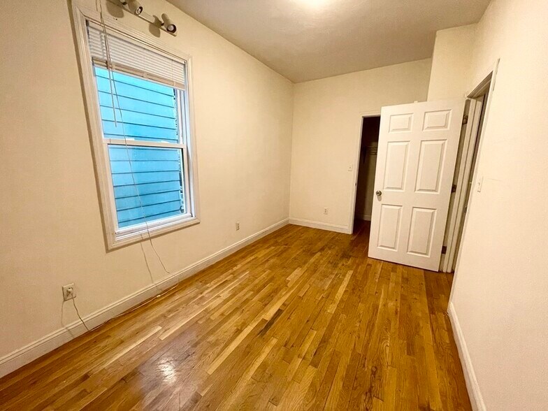 Building Photo - 733 Parker St