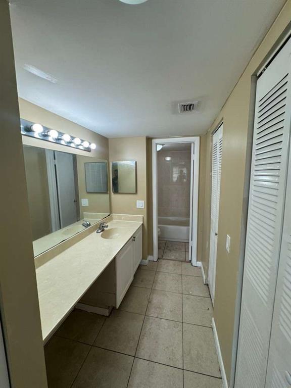 Building Photo - 711 N Pine Island Rd